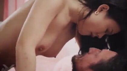 اب ينيك بنته عندما نامت بجواره في السرير